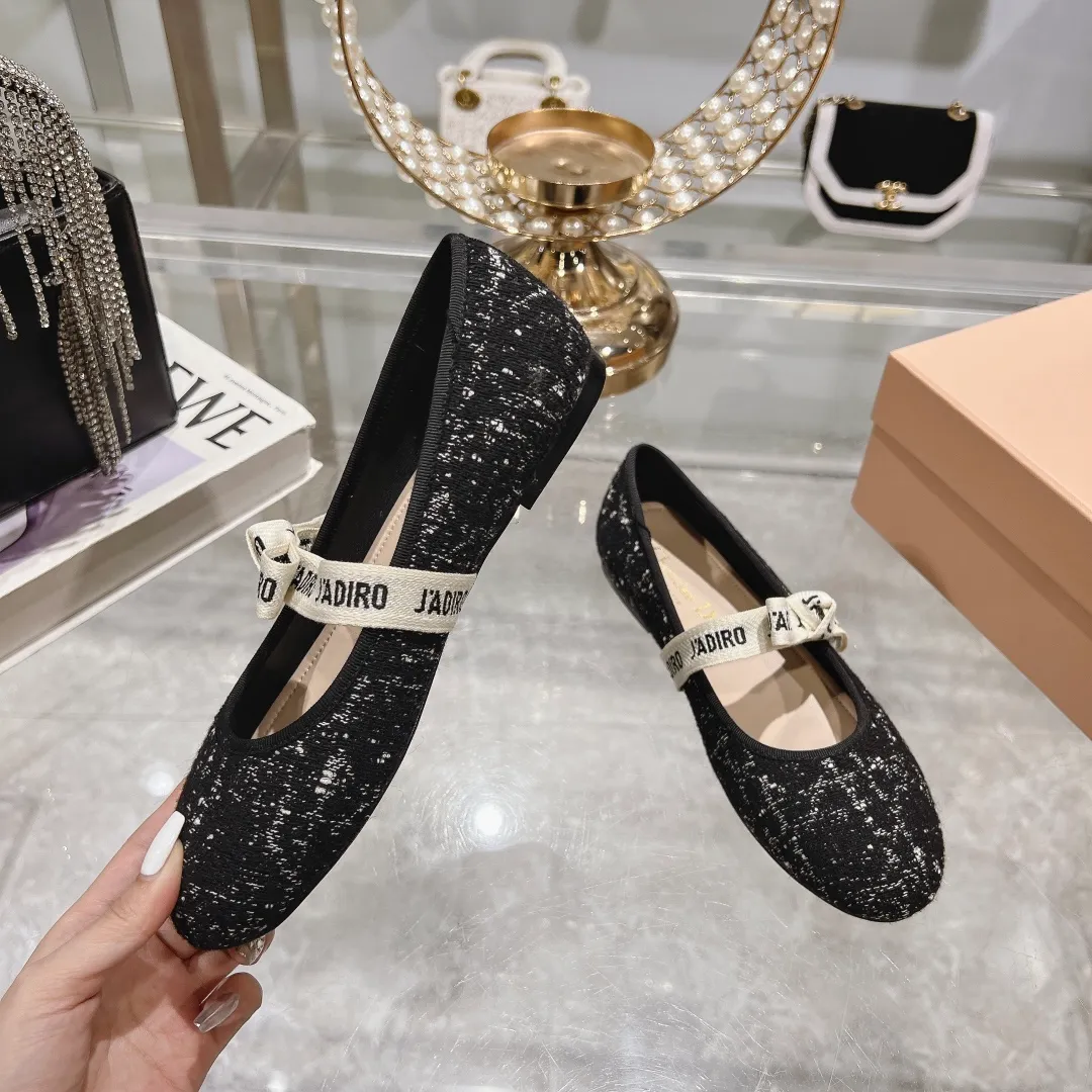 👟👟Ex-factory price 520👟👟 "Exclusive top version" Dior*Dior ✅2024vs spring and summer new series... [Round toe single shoes with small pearls] Original purchase and development! The last details of this shoe are perfectly restored 💐 The upper is made of special material and the inner padding is made of delicate lambskin. You can see the quality by looking at the details in real photos. It is a versatile style for little ladies and a lady. It is a stunning shoe at first glance... I love it. The genuine leather outsole imported from Italy has a five-pointed star logo! 35-39 (34.40 customization is non-refundable) Packaging: Original full set of packaging ☀The color official website is updated simultaneously